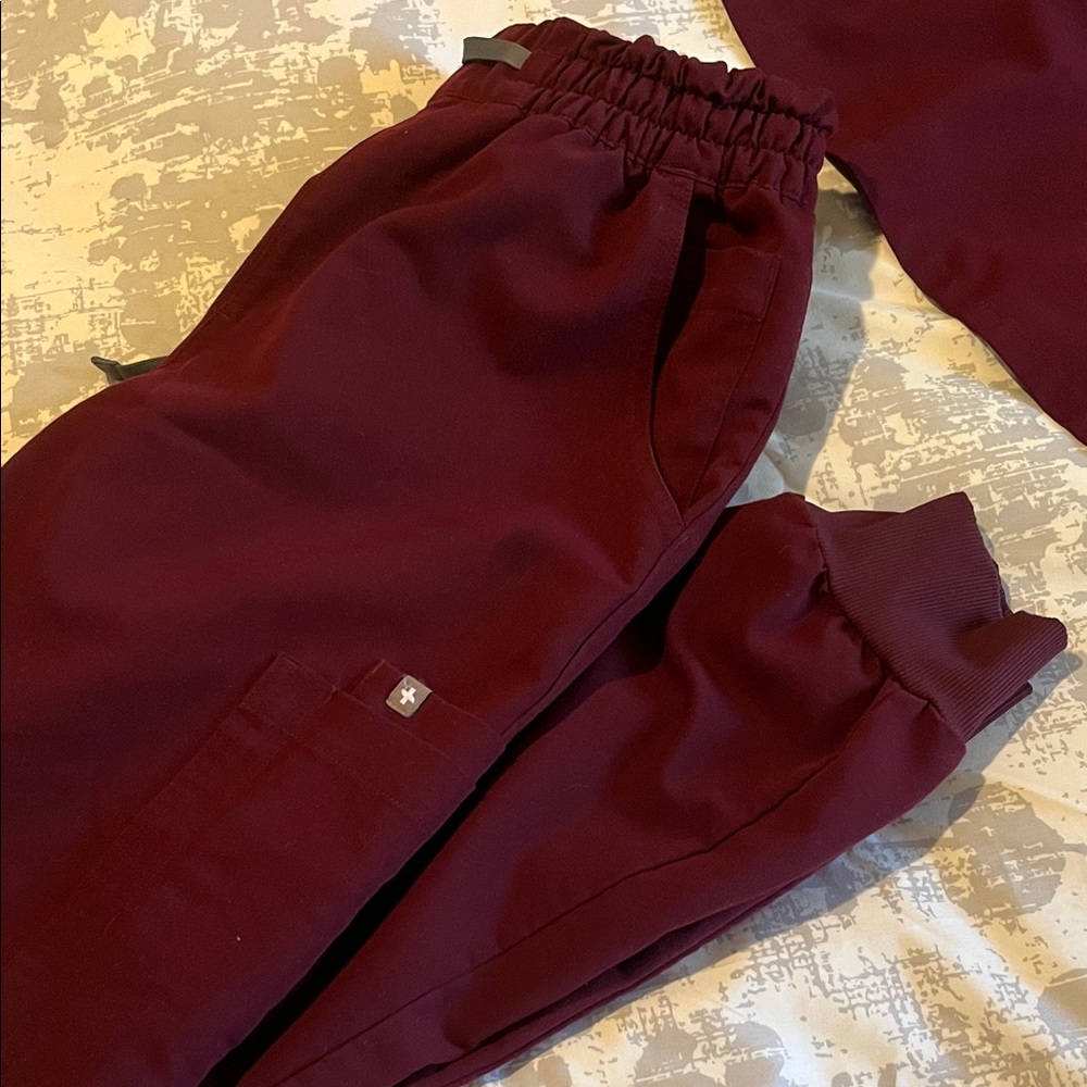 Figs Burgundy V-Neck Scrub Top & Bottoms Size Small - Picture 5 of 7